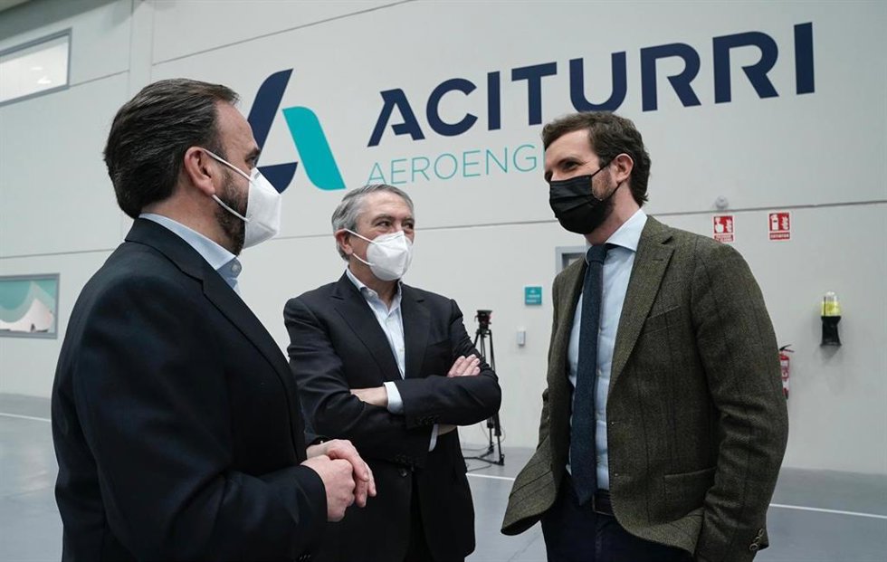 El líder del PP, Pablo Casado, en una visita a una empresa aeronáutica en Miranda de Ebro (Burgos).