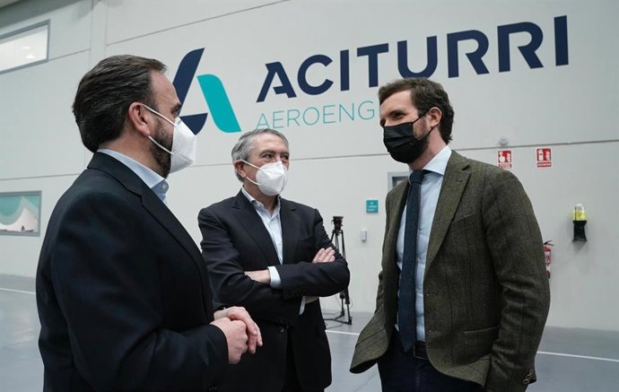 El líder del PP, Pablo Casado, en una visita a una empresa aeronáutica en Miranda de Ebro (Burgos).