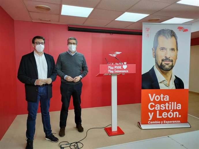 El exlehendakari Patxi López (d) junto al cabeza de lista del PSOE por Salamanca, Fernando Pablos, en la sede del Partido Socialista.