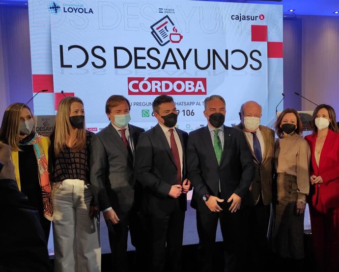 El consejero de Presidencia de la Junta, Elías Bendodo (cuarto por la dcha.), participa en  los 'Desayunos de Diario Córdoba'.
