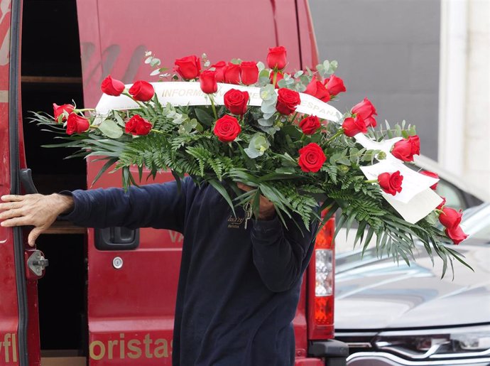 Archivo - Un trabajador lleva un centro de rosas rojas al tanatorio del cámara Roberto Fraile, asesinado en Burkina Faso, a 30 de abril de 2021, en Valladolid,Castilla y León (España).
