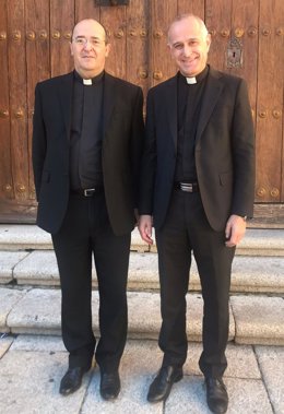 El nuevo obispo de Coria-Cáceres, Jesús Pulido, y el administrador diocesano, Diego Zambrano, que ha coordinado la diócesis durante dos años