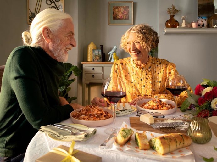 Pareja comiendo en casa por San Valentín tras pedir 'delivery'