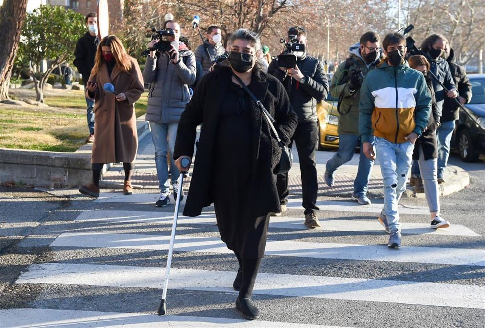 Consuelo, víctima que resultó herida y madre de las dos fallecidas, a su llegada al juicio contra Juan Mendoza Jiménez, presunto autor del doble crimen de Aranjuez, en la Audiencia Provincial, a 9 de febrero de 2022, en Madrid (España). 