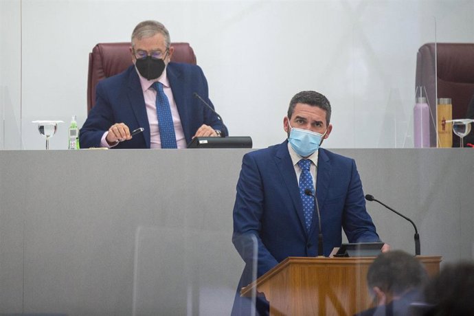 El consejero de Agua, Agricultura, Ganadería, Pesca y Medio Ambiente, Antonio Luengo, interviene en el Pleno de la Asamblea Regional de Murcia, a 9 de febrero de 2022.