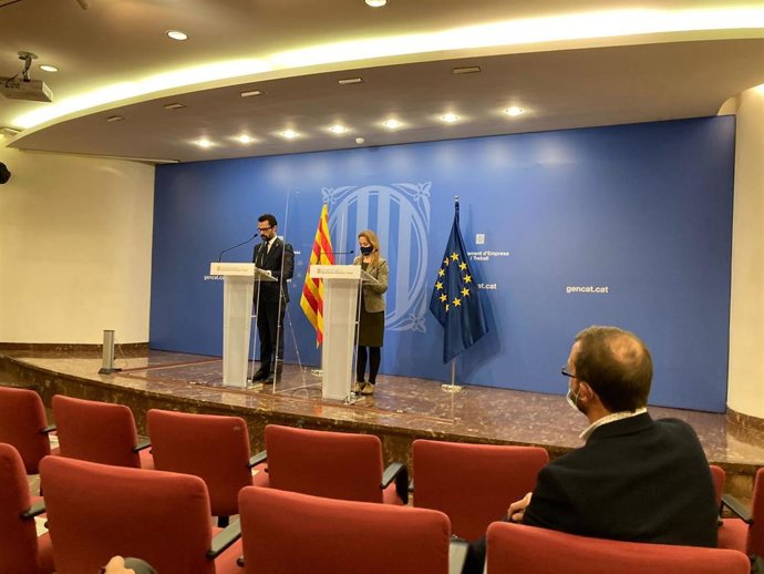 El conseller de Empresa y Trabajo de la Generalitat, Roger Torrent, y la directora de Industria, Natlia Mas, este miércoles