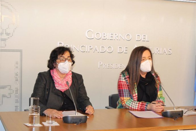 Rueda de prensa de la responsable de coeducación y coordinadora de la nueva Escuela Virtual de Igualdad, Marian Moreno, y la directora general de Igualdad del Principado, Nuria Varela.