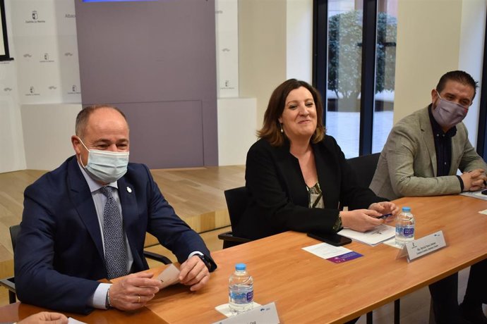 La consejera de Economía, Empresas y Empleo de C-LM, Patricia Franco, junto al alcalde de Albacete, Emilio Sáez, y el presidente de la Diputación de Albacete, Santi Cabañero