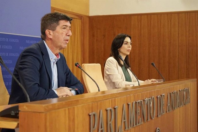 El vicepresidente de la Junta y consejero, Juan Marín, y la portavoz parlamentaria de Cs, Teresa Pardo, este miércoles en rueda de prensa.