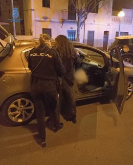 Una agente de la Policía Nacional detiene a una mujer en Palma.