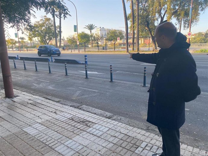 El edil de Vox señala uno de los carriles bus