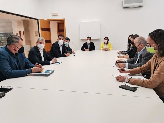 La consejera de Turismo, Industria y Comercio del Gobierno de Canarias, Yaiza Castilla, y el director general de Comercio, David Mille, se reúnen con representantes del sector empresarial de La Palma