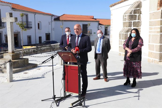 El presidente de la Diputación de Córdoba, Antonio Ruiz, en su visita a Fuente la Lancha.