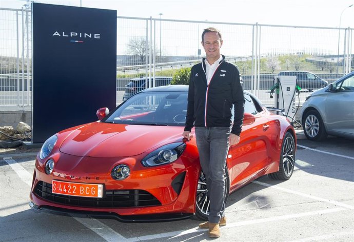 El director general de Alpine Iberia en la inauguración del concesionario Alpine Centre Getafe