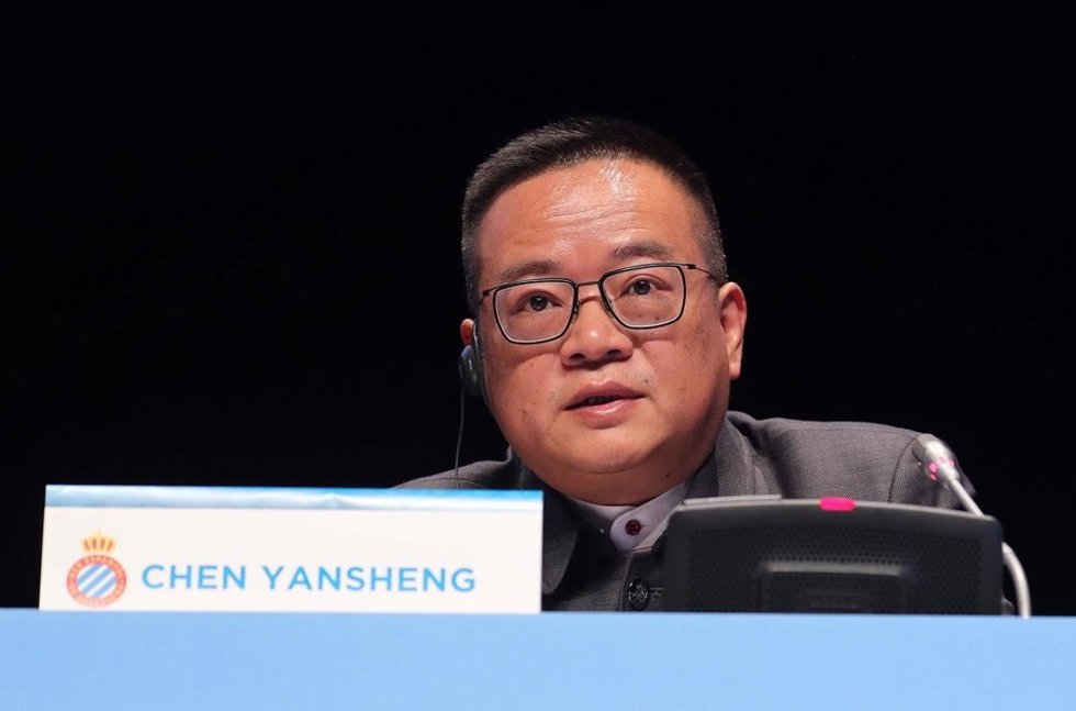 Archivo - El presidente del RCD Espanyol, Chen Yansheng, en una JGA del club