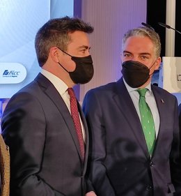 Bendodo (dcha.), antes de intervenir en los 'Desayunos de Diario Córdoba'.