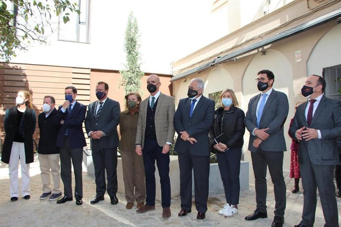 El alcalde de Sevilla, Antonio Muñoz, en la inauguración de la plaza Marqués de la Vega Inclán, en el barrio de Santa Cruz.