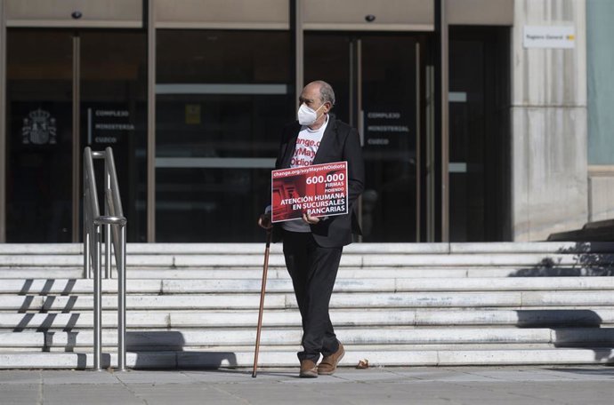 Carlos San Juan, el hombre de 78 años que ha recogido más de 600.000 apoyos con su campaña 'Soy Mayor, No Idiota', sale del Ministerio de Economía tras registrar su recogida de firmas, en el Ministerio de Economía, a 8 de febrero de 2022, en Madrid (Esp