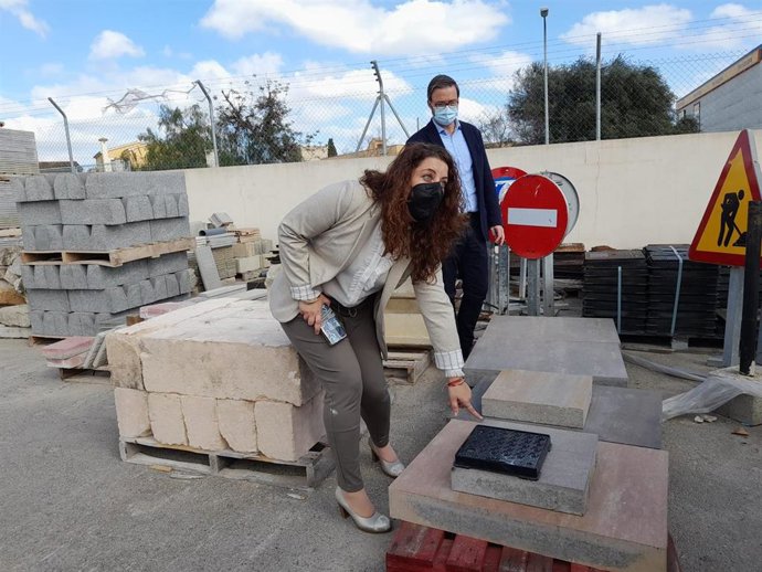 El alcalde de Palma, José Hila, junto con la teniente de alcalde de Infraestructuras y Accesibilidad, Angélica Pastor, revisando las balsosas que se pondrán en la reforma.