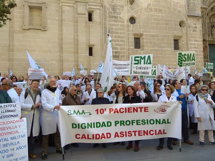 Archivo - Los médicos andaluces se volverán concentrar este lunes ante la sede del Servicio Andaluz de Salud.