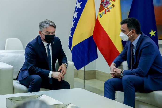 El presidente de Bosnia y Herzegovina, eljko Komic (i) y el presidente del Gobierno, Pedro Sánchez (d), durante su reunión en el Palacio de la Moncloa, a 9 de febrero de 2022, en Madrid (España). 