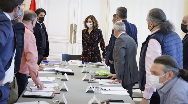 La presidenta de la Comunidad, Isabel Díaz Ayuso, junto al consejero de Transportes, David Pérez, se reúne con las asociaciones del sector del taxi en la Real Casa de Correos