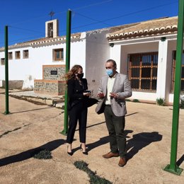 El delegado territorial de Regeneración, Justicia y Administración Local de la Junta en Granada, Enrique Barchino, ha visitado Caniles (Granada), donde se ha reunido con la alcaldesa, María del Pilar Vázquez.