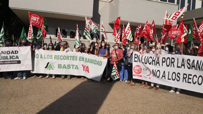 Archivo - Concentración en foto de archivo contra los "despidos" de 8.000 sanitarios en el SAS
