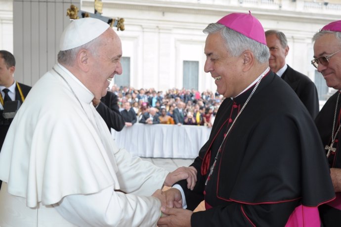 Archivo - El Papa, con el obispo de Tenerife