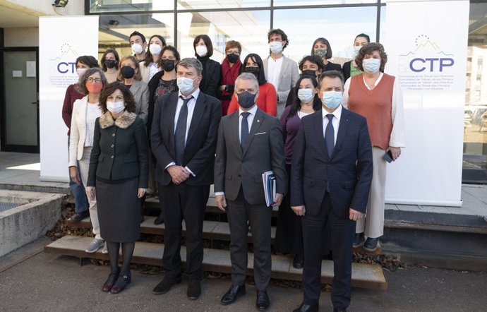 El lehendakari, Iñigo Urkullu, visita en Jaca la sede de la Comunidad de Trabajo de los Pirineos