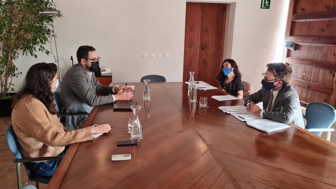 El director de la Oficina de Planificación y Coordinación de Inversiones Estratégicas, Joan Carrió, en una reunión con el director de la Representación de la Comisión Europea en Cataluña y Baleares, Manuel Szapiro.