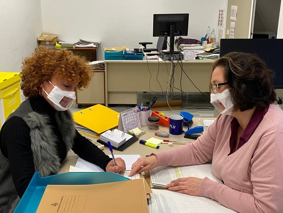 Dos mujeres utilizan la mascarilla "inclusiva" en dependencias municipales