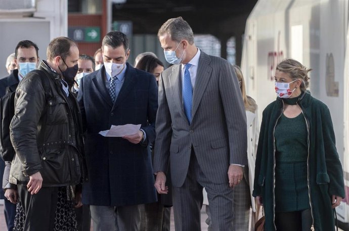 Archivo - El presidente del Gobierno, Pedro Sánchez; el Rey Felipe VI; y la vicepresidenta segunda y ministra de Trabajo y Economía Social, Yolanda Díaz, a su llegada a Madrid en la inauguración oficial de la línea de AVE que conectará la capital con Ga