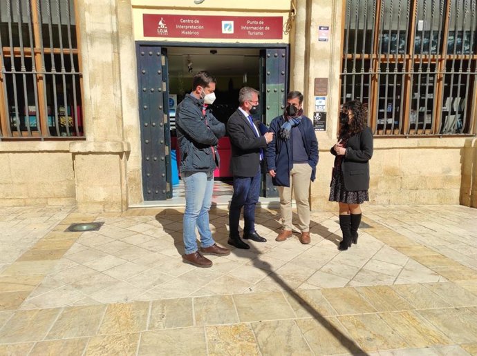 El delegado territorial de Turismo de la Junta en Granada, Gustavo Rodríguez, ha visitado Loja (Granada) junto a su alcalde, Joaquín Camacho.