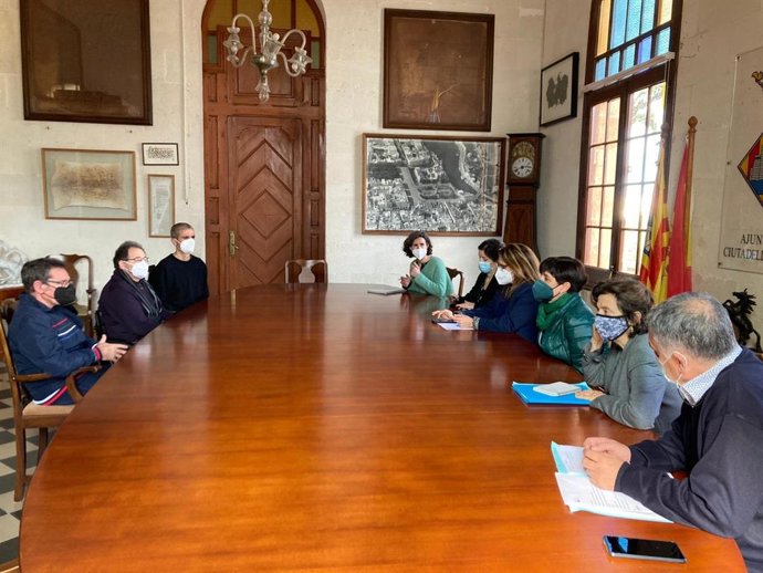 La consellera de Asuntos Sociales y Deportes, Fina Santiago, durante la reunión.