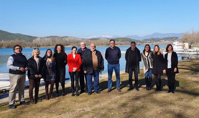 Asunción Loriente (en el centro de rojo) posa con su equipo de trabajo en la Federación Española de Remo