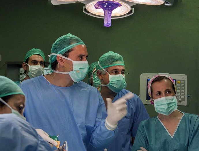Cirujanos participan en un curso sobre seguridad en quirófanos e innovación.