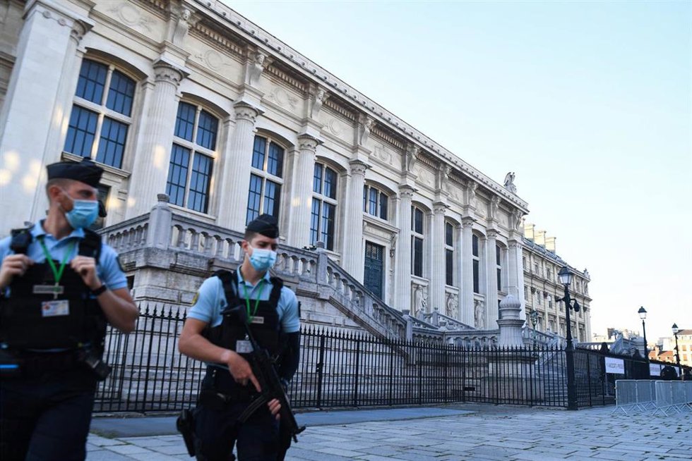 Archivo - Vigilancia policial junto al Palacio de Justicia de París