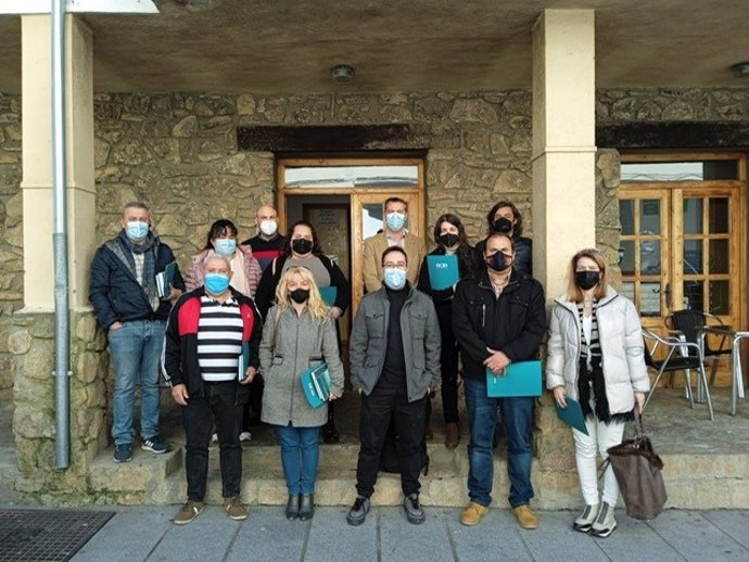 Participantes en una reunión en Hoyos para informar sobre los planes de acción para el clima y la energía sostenible
