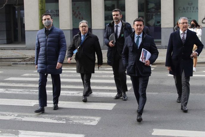Visita de representantes del PP, entre ellos el alcalde de Córdoba, José María Bellido, a Bruselas para exponer la situación de los fondos europeos.