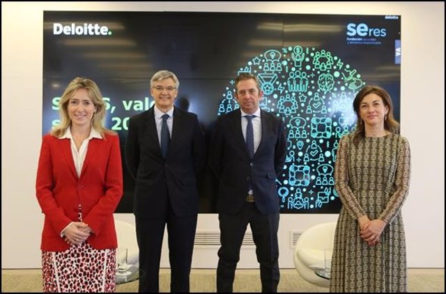 Presentación de la VIII edición del Informe SERES-Deloitte. De izquierda a derecha: Concha Iglesias (Deloitte), Fernando Ruiz (SERES-Deloitte), Íñigo Fernández de Mesa (CEOE) y Ana Sainz (SERES).