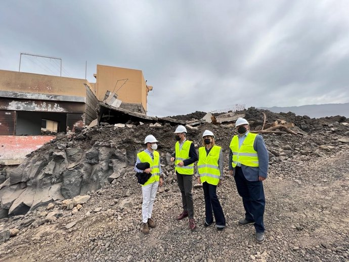Visita de diputados del PP, junto al presidente del Cabildo de La Palma, a la zona de La Laguna, en Los Llanos de Aridane, uno de los municipios más afectados por la erupción del volcán