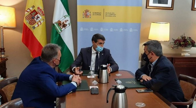 El delegado del Gobierno de España en Andalucía, Pedro Fernández, en una reunión con el director general de la Vuelta Ciclista a Andalucía, Joaquín Cuevas