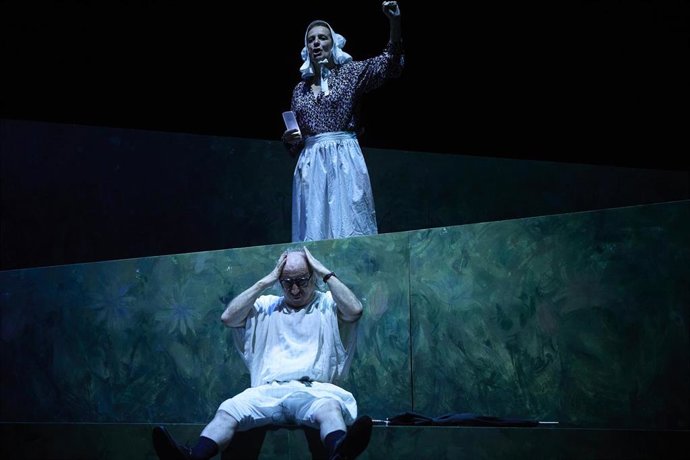 El actor y director de la compañía de teatro Els Joglars, Ramón Fontser, en la representación de la obra '¡Que salga Aristófanes!' 