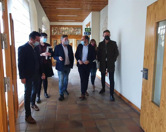 El consejero de Vertebración del Territorio, Movilidad y Vivienda del Gobierno autonómico, José Luis Soro, y el alcalde de Barbastro, Fernando Torres, se reúnen para tratar sobre el futuro uso del solar del cuartel General Ricardos.