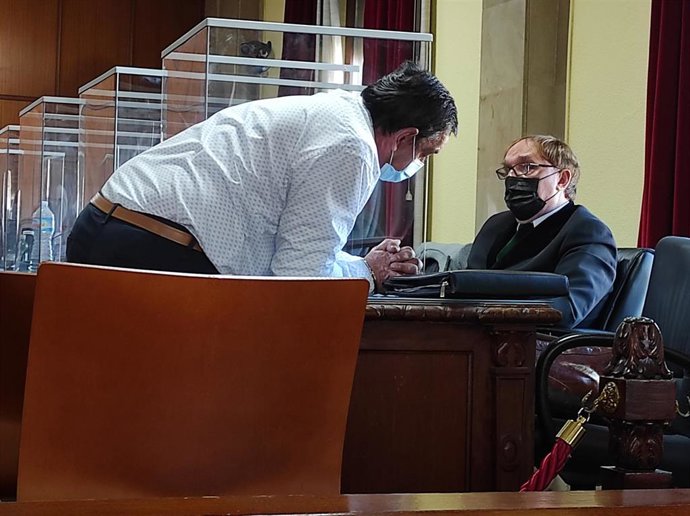 El acusado habla con su abogado durante la tercera sesión del juicio