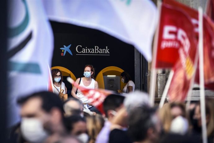 Archivo - Un grupo de empleados de CaixaBank protesta contra la entidad financiera por el ERE el 22 de junio de 2021, en Valencia, Comunidad Valenciana, (España). 