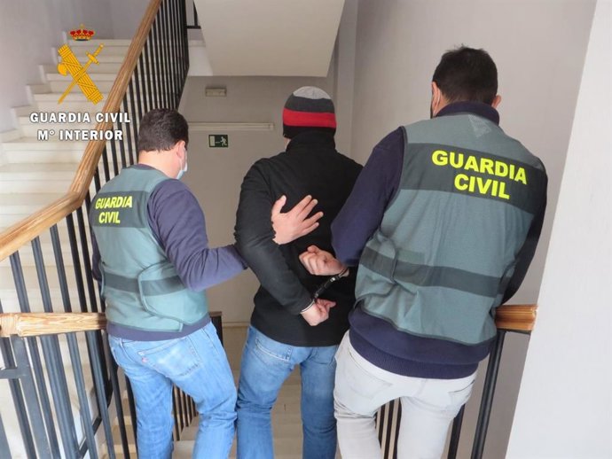 Momento de la detención del hombre buscado internacionalmente y residente en Salamanca.