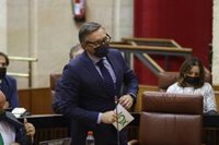 Vox sugiere a Moreno un "paso al lado" para un gobierno andaluz "valiente" y él le afea sus "ansiedades" electorales