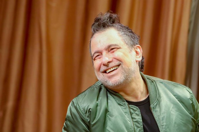 Archivo - Andrés Calamaro (cantante de Los Rodríguez) durante la presentación de Sol y sombra Biografía Oral de Los Rodríguez